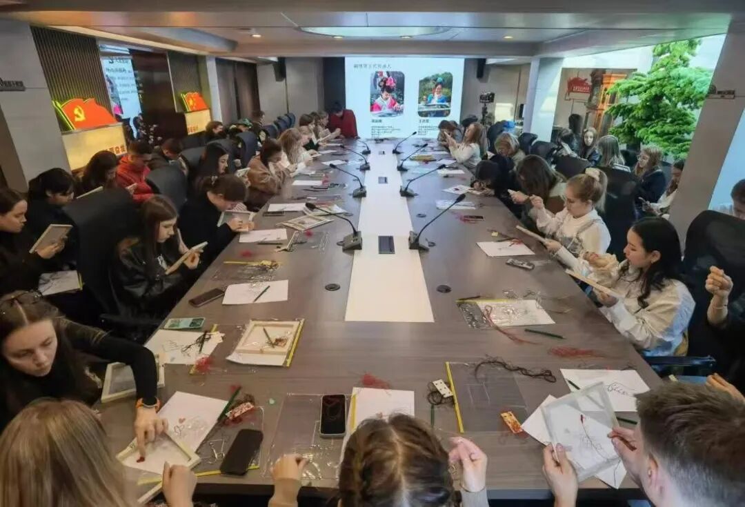 丝线绣出中华情 文学院（国际教育学院）举办渤海靺鞨绣留学生文化体验活动